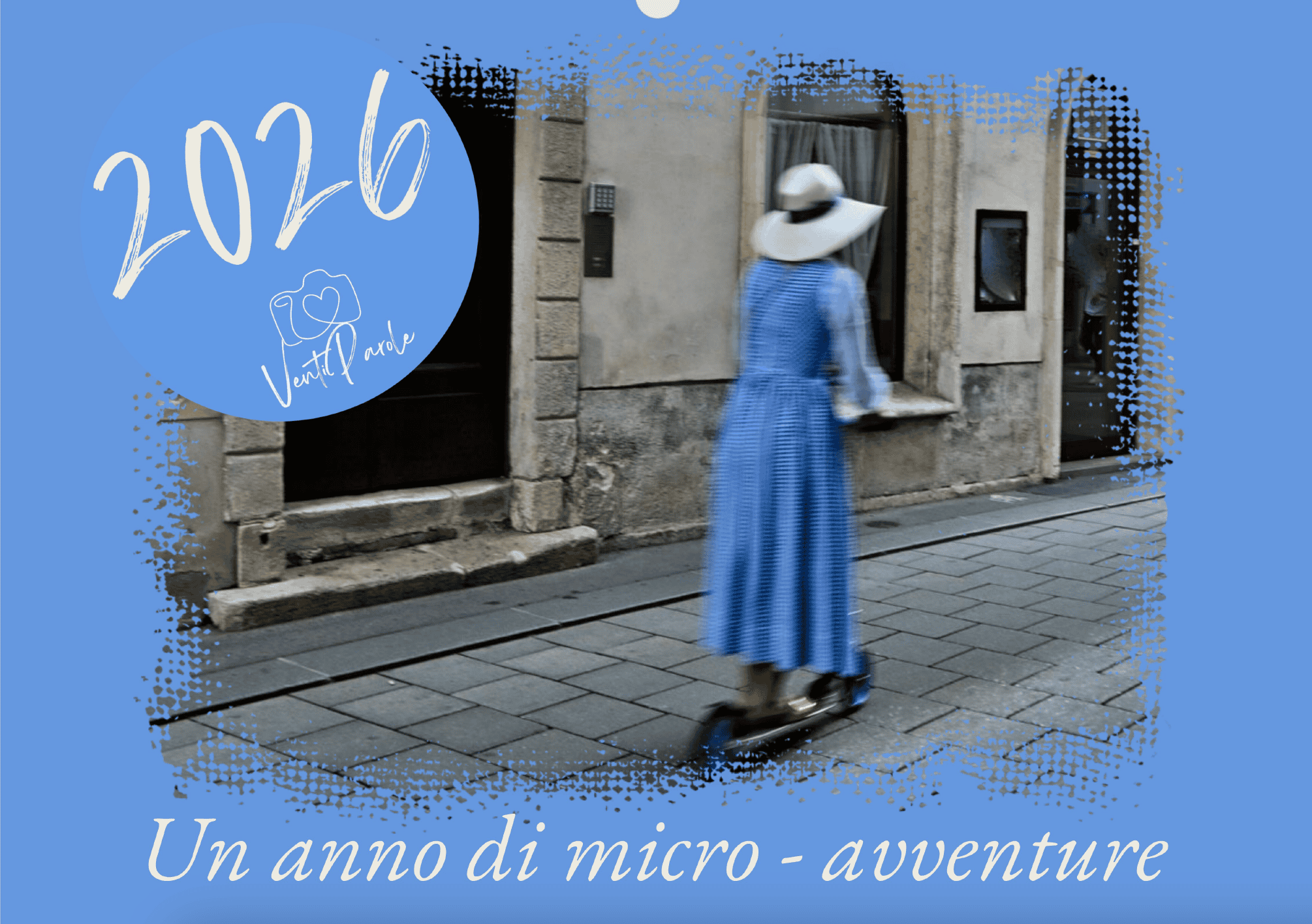Donna con cappellino bianco e vestito azzurro in piedi su monopattino